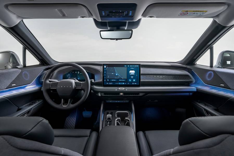 À bord, l’ambition de salon se lit immédiatement: cockpit épuré, grand écran central, éclairage d’ambiance discret et une sensation d’espace davantage tournée vers le voyage que vers la seule conduite.