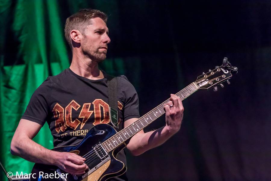 Benjamin Mischler : concentré, avec ce mélange de précision et de passion qui marque aussi bien sa musique que son quotidien professionnel. Sa hit-liste personnelle comprend Eric Clapton, Guns N’Roses, Van Halen ou AC/DC. Photo : Marc Raeber
