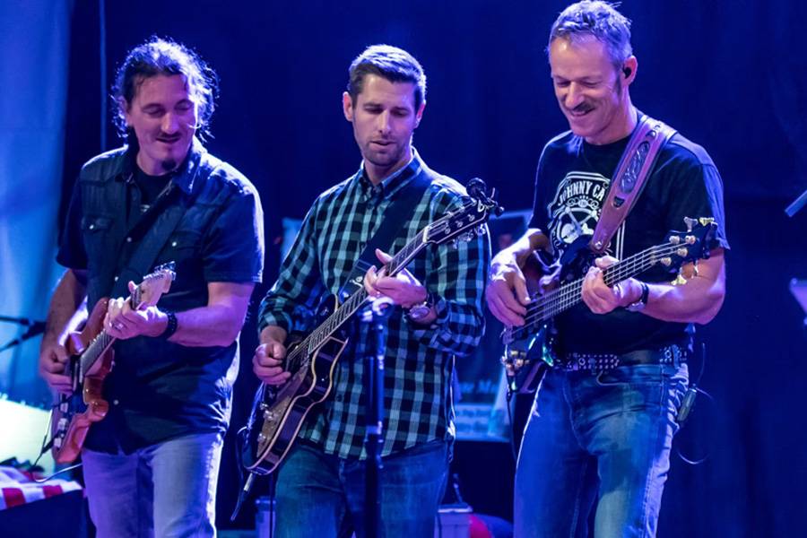 Ils donnent le ton de Chicks and Rooster : les deux guitaristes Cheese et Benjamin Mischler, ainsi que le bassiste Stefan. 