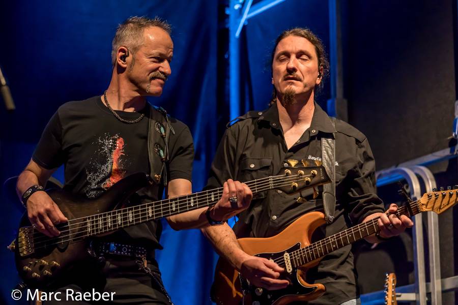 L’alchimie est parfaite, musicalement comme humainement : le bassiste Stefan et le guitariste Cheese se vouent corps et âme au rock. Photo : Marc Raeber