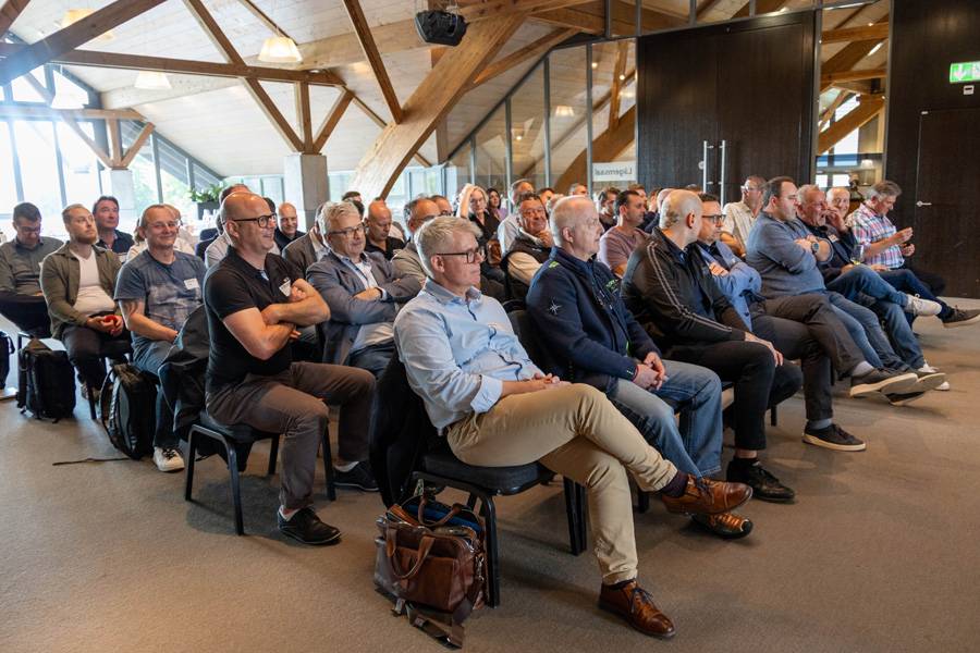 Mitglieder und Gäste der Sektion Zürich harren gespannt der Dinge, die da kommen – zwischen statutarischer Pflicht, Verbandsfragen und der leisen Hoffnung, dass auch trockene Traktanden nicht staubtrocken serviert werden. 