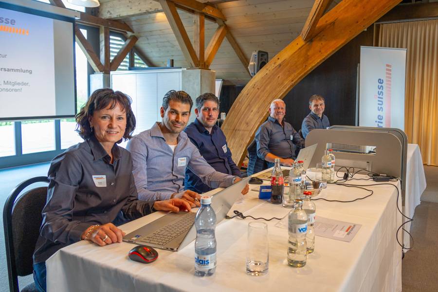 Der Vorstand am Arbeitstisch (v. l.): Sonja Suter, Sandro Carnazza, Angelo Cacciapaglia, Präsident Michael Oesch und Jwan Aeschlimann – bereit für Zahlen, Traktanden und alles, was eine GV noch alles an Kurven bereithält.