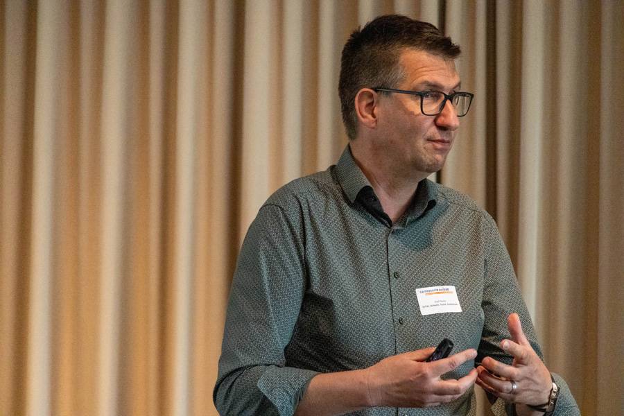 STFW-Direktor Olaf Pfeifer informiert über moderne Ausbildungstechnik, den Umbau der Schule und Weiterbildungsangebote – Themen also, bei denen die Zukunft der Branche nicht nur an die Wand projiziert, sondern konkret fassbar wird. 