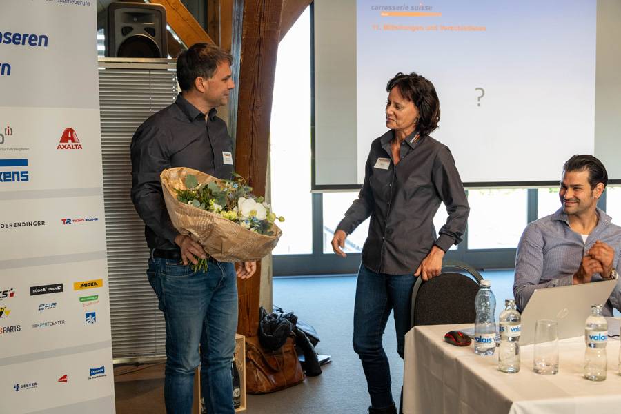 Moment fleuri à la table du comité: Sonja Suter reçoit de Jwan Aeschlimann un bouquet pour l’excellence de son travail au secrétariat – un remerciement avec style et charme.