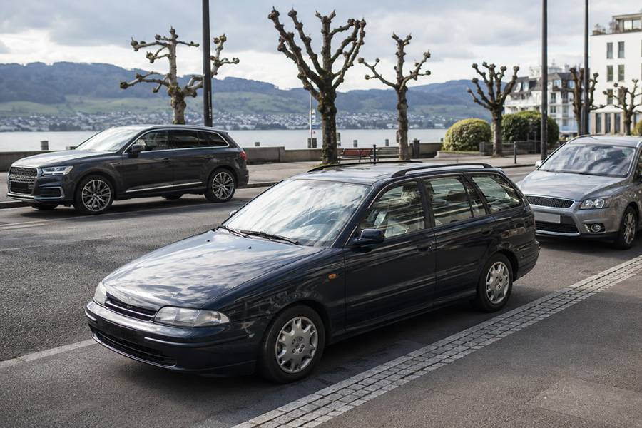 Die Schweiz fährt preisbewusster: Während neue Premium-Modelle weiterhin das Strassenbild prägen, gewinnen gepflegte Occasionsfahrzeuge wieder an Bedeutung. Das AXA Autoranking zeigt, dass Autos 2025 im Schnitt günstiger wurden und länger auf Schweizer Strassen bleiben.