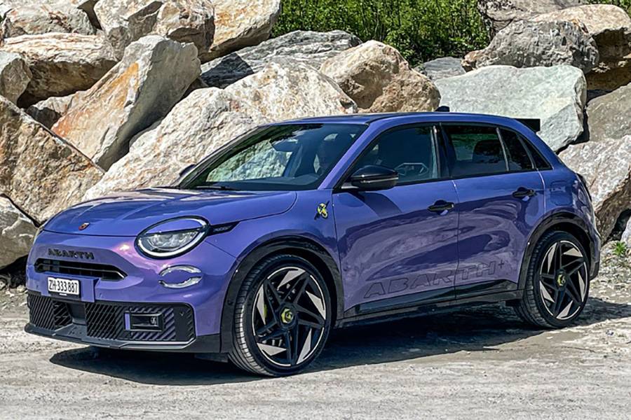 Hypnotic Purple, 20-Zoll-Räder und der Skorpion am Kotflügel: Dieses Sondermodell trägt seinen Auftritt nicht dezent, sondern bewusst sichtbar. Unter der Carrosserie stecken 280 PS (207 kW) und 345 Nm – genug, um die Vorderachse ernsthaft zu beschäftigen.