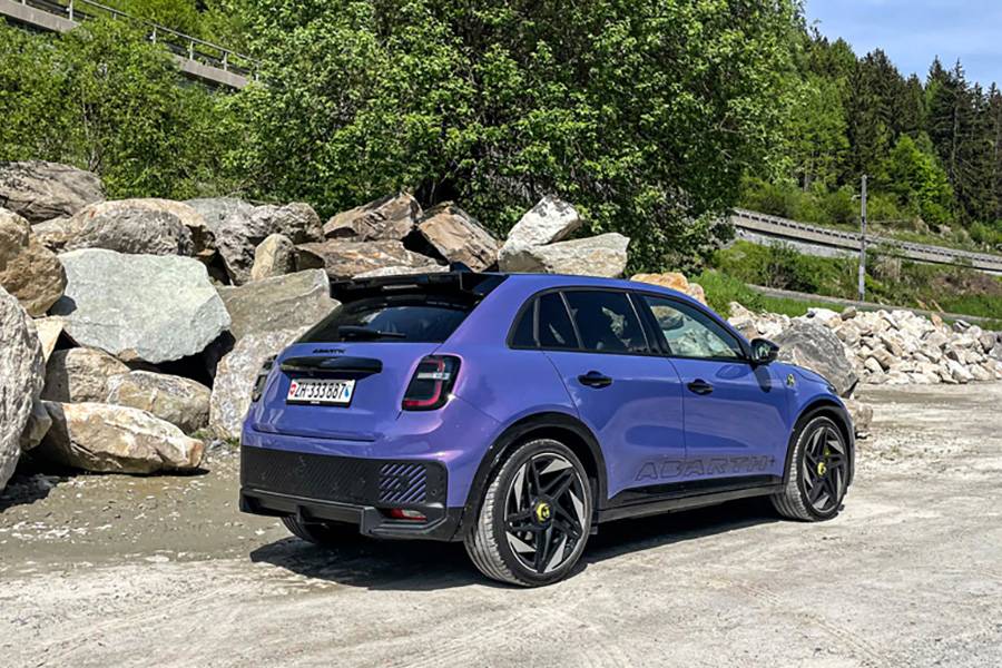 Von hinten wirkt der violette Crossover fast breiter, als er eigentlich ist. Der Dachspoiler, die dunkle Heckschürze und die kräftigen Schultern passen zum Charakter: alltagstauglich genug für die Woche, bissig genug für die Passstrasse.