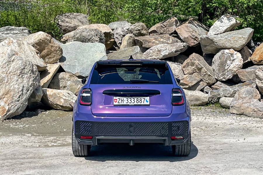 Das Heck bleibt sauber gezeichnet, aber nicht harmlos. Gerade aus dieser Perspektive zeigt das Auto, wie konsequent die Marke versucht, den Elektroantrieb mit alter Rennsport-Rhetorik zu verbinden.