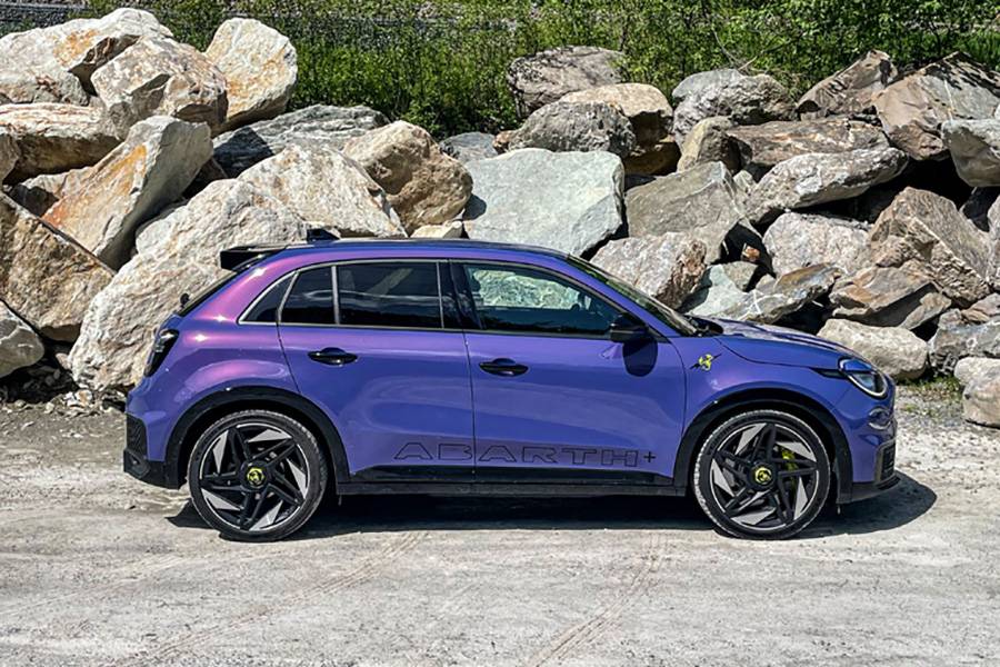 De profil, la sportive électrique se révèle étonnamment étirée et musclée. Le grand spoiler arrière, les éléments noirs et le lettrage sur le bas de caisse en font nettement plus qu’une simple Fiat affublée d’un badge sportif.