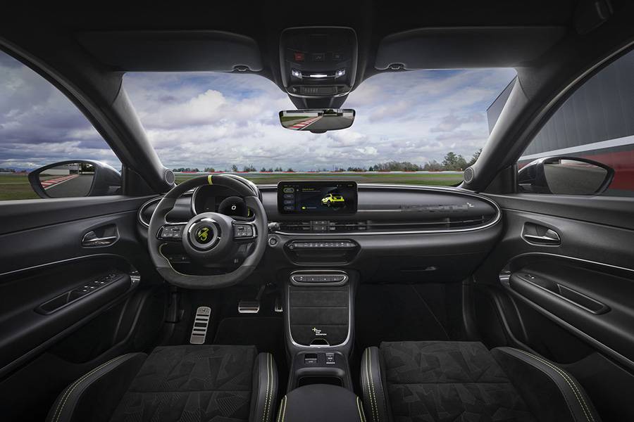 À bord, l’ensemble mise sur des matériaux sombres, des graphismes typés et un volant sport en Alcantara. Le cockpit reste familier dans l’univers Stellantis, mais reçoit ici nettement plus de mordant – numérique, sombre et ponctué d’accents jaunes.