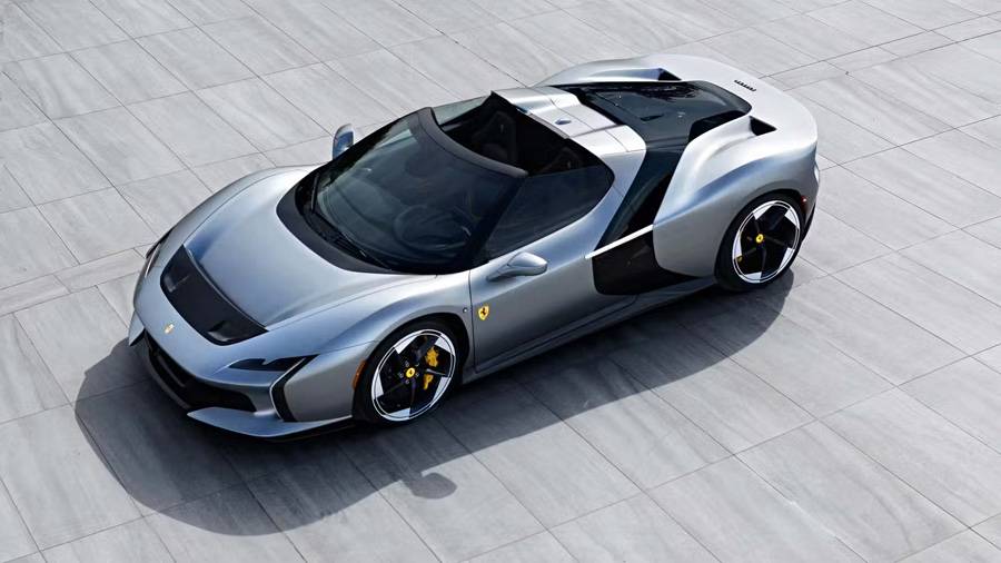Von oben wird sichtbar, wie stark Ferrari mit Kontrasten arbeitet: Silberne Flächen, schwarze Einsätze und gelbe Akzente geben dem One-Off seinen eigenen Rhythmus.