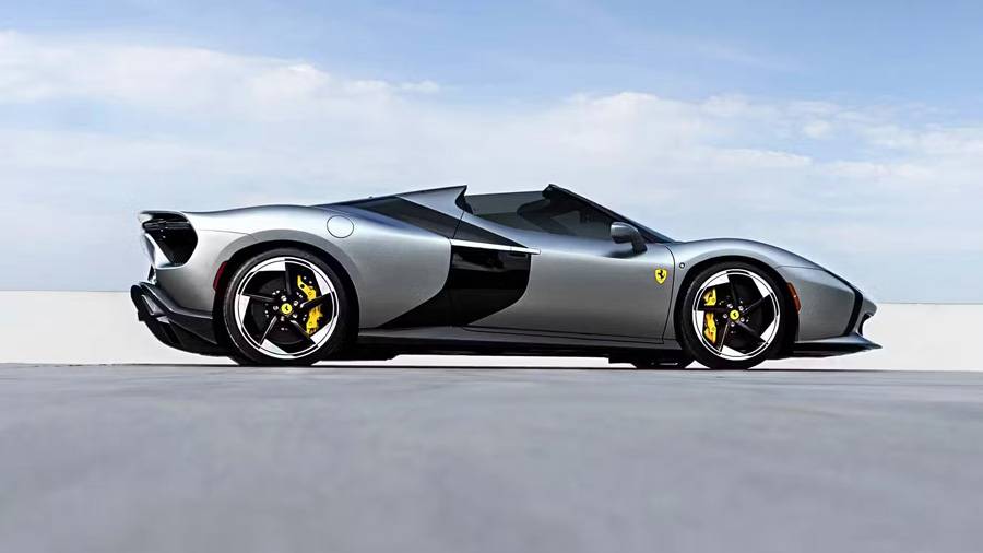 **Bild 06:**
In der Seitenansicht liegt die Dramatik fast still: langer Keil, tiefe Front, offener Innenraum – ein Ferrari, der Geschwindigkeit schon im Stand behauptet.