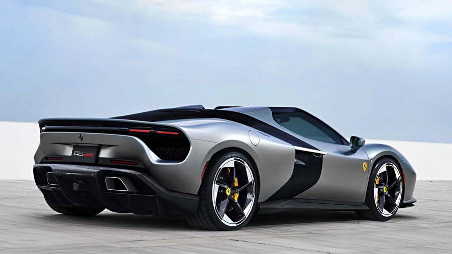 Am Heck wird die Verwandtschaft zum F8 Spider nicht versteckt, sondern neu inszeniert – mit breiteren Formen, dunklen Kontrasten und viel Special-Projects-Selbstbewusstsein.