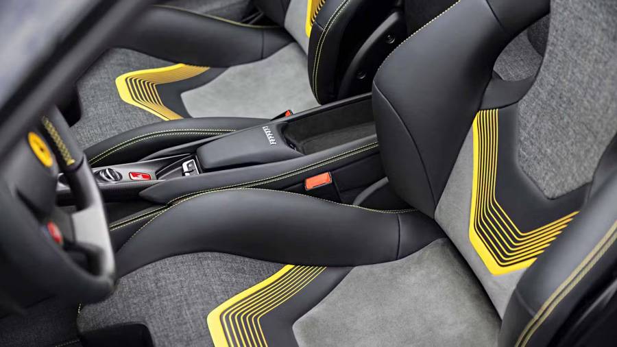 Les sièges reprennent le thème chromatique de toute la voiture: gris, noir et jaune – strict, sportif, exclusif, mais sans le folklore Ferrari habituel en rouge.