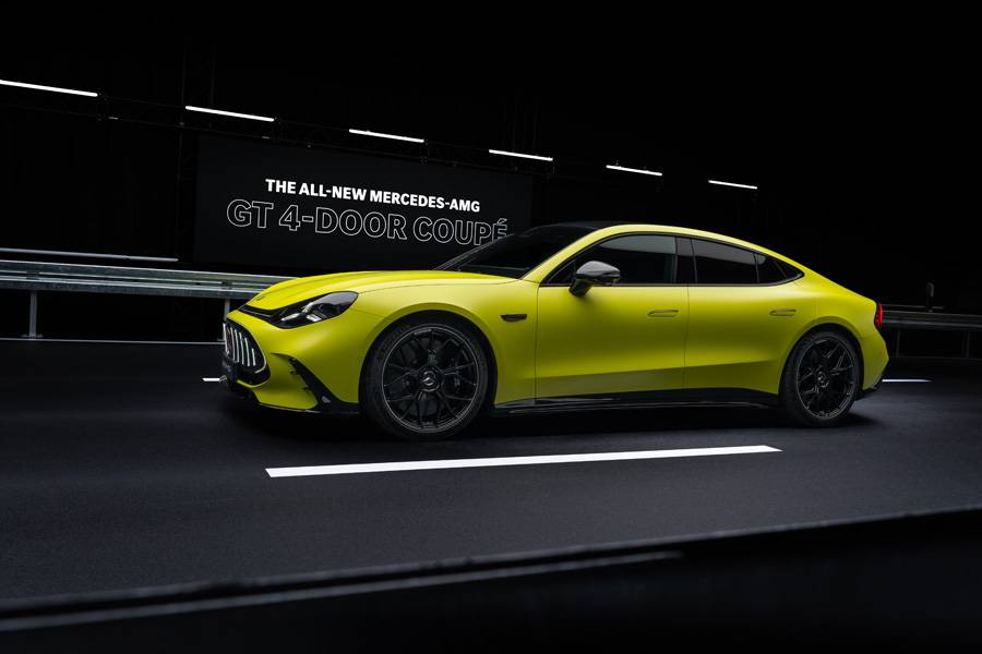 Von der Seite wirkt der Viertürer fast klassisch: lange Linie, muskulöse Schultern, kurzer Überhang. Darunter steckt allerdings keine Nostalgie, sondern die neue elektrische AMG.EA-Architektur.