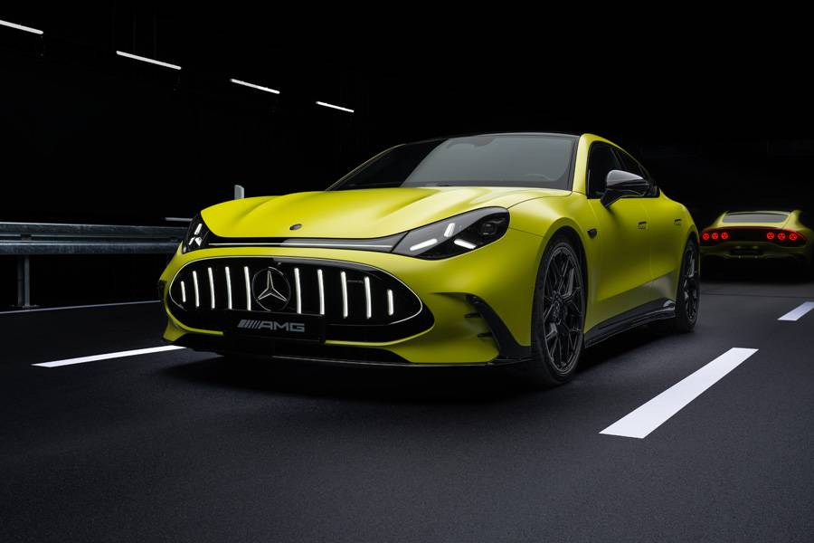Jaune, basse, large: la nouvelle AMG électrique n’entre pas exactement dans l’image sur la pointe des pneus. Sa face avant illuminée annonce la couleur: cette voiture électrique ne cherche pas à paraître raisonnable, mais dangereusement désirable.
