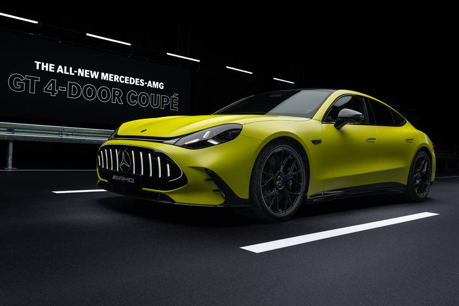 Le long capot, la silhouette basse et l’assise solidement campée donnent le ton: ce Coupé 4 portes ne veut pas jouer les berlines électriques de fonction. Plutôt les grands tourismes avec accélérateur cardiaque.