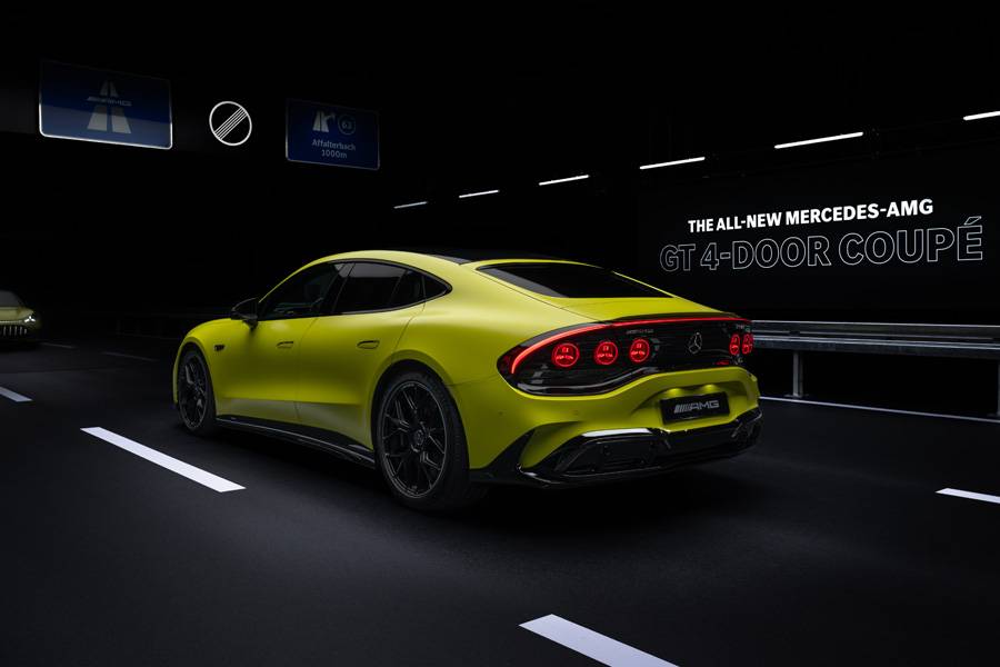 Même en trois-quarts arrière, le message reste limpide: ce n’est pas un planeur électrique effacé. Le nouveau GT Coupé 4 portes mise sur la présence, la signature lumineuse et une certaine emphase sportive.