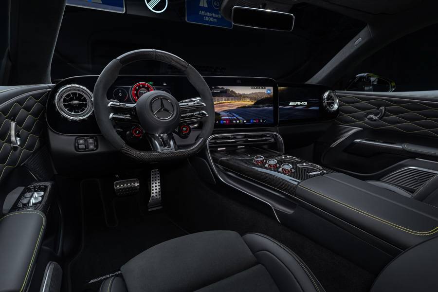 À l’intérieur, le poste de conduite devient une véritable centrale de commande. Écrans, carbone, aérateurs ronds et volant AMG relient la posture sportive classique à l’univers numérique de MBUX et MB.OS.
