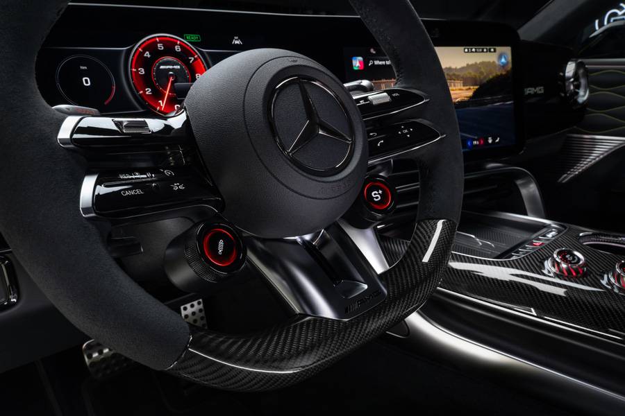 Le volant concentre programmes de conduite, récupération d’énergie et fonctions de performance. Le nouveau monde est électrique, mais il tient encore à donner l’impression du geste maîtrisé.