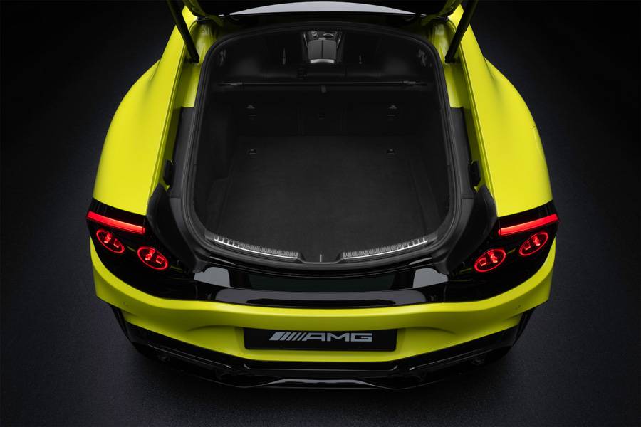 Le coffre rappelle que ce coupé dispose de quatre portes et d’un vrai sens pratique. Une AMG pour les longues distances, le circuit et les courses du week-end – exactement dans cet ordre, bien sûr.