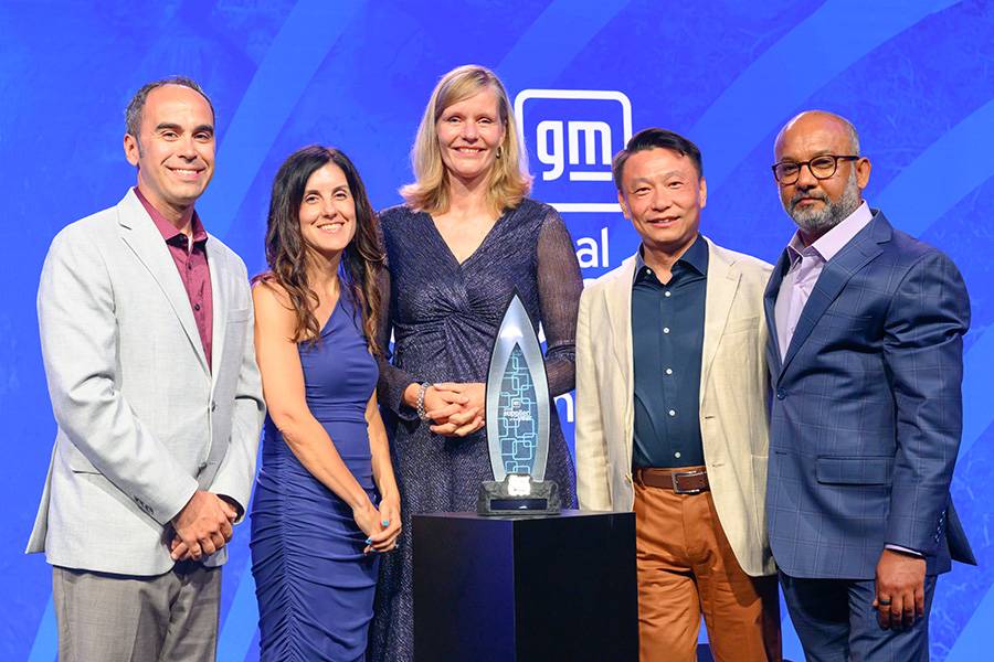 De gauche à droite: Jeff Jones, Sarah Kenny, Uta Holzenkamp, Patrick Zhao et Sham Kunjur lors de la remise du GM Supplier of the Year Award. Photo: GM