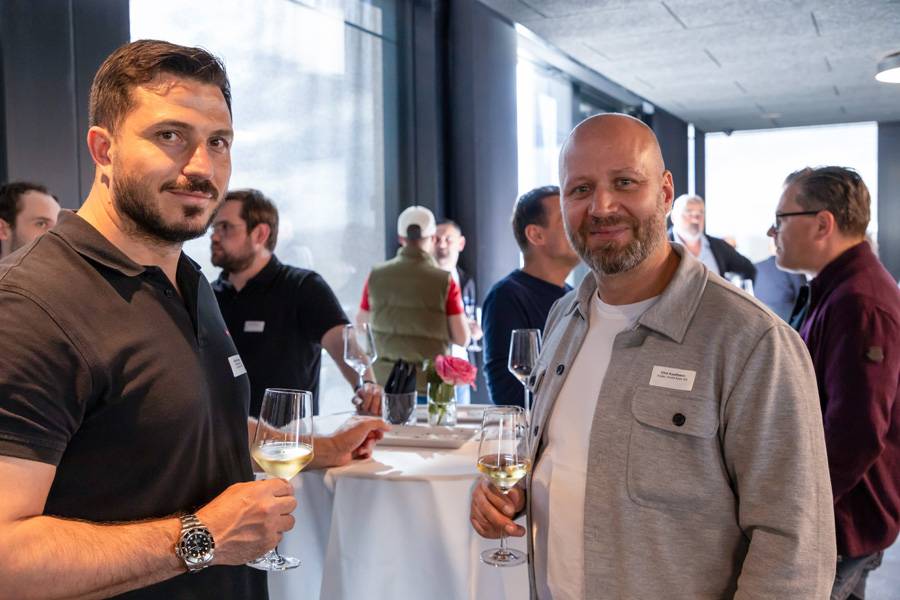 Sükür Oezcan, à gauche, succède à Peter Schubiger à l’école professionnelle comme au sein du comité de la section Suisse orientale. Clint Kaufmann, membre de la direction d’Axalta Axcess Switzerland GmbH, a levé son verre à cette transmission.