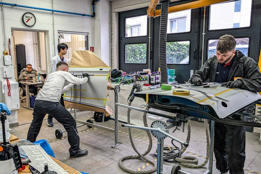 Millimeterarbeit statt freier Pinselstrich: Die Designarbeit entsteht von Hand – ausmessen, abkleben, kontrollieren. Selbst das Sata-Logo wird sauber konstruiert, bevor Farbe ins Spiel kommt.