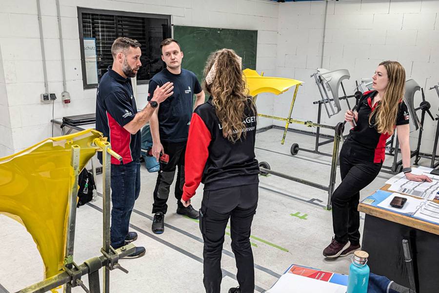 Strenger Blick statt Schulterklopfen: Die vier Experten bewerten ein Modul nach «World Skills»-Standards. Jeder Handgriff, jede Kante, jede Fläche zählt – freundlich im Ton, gnadenlos in der Messlatte.