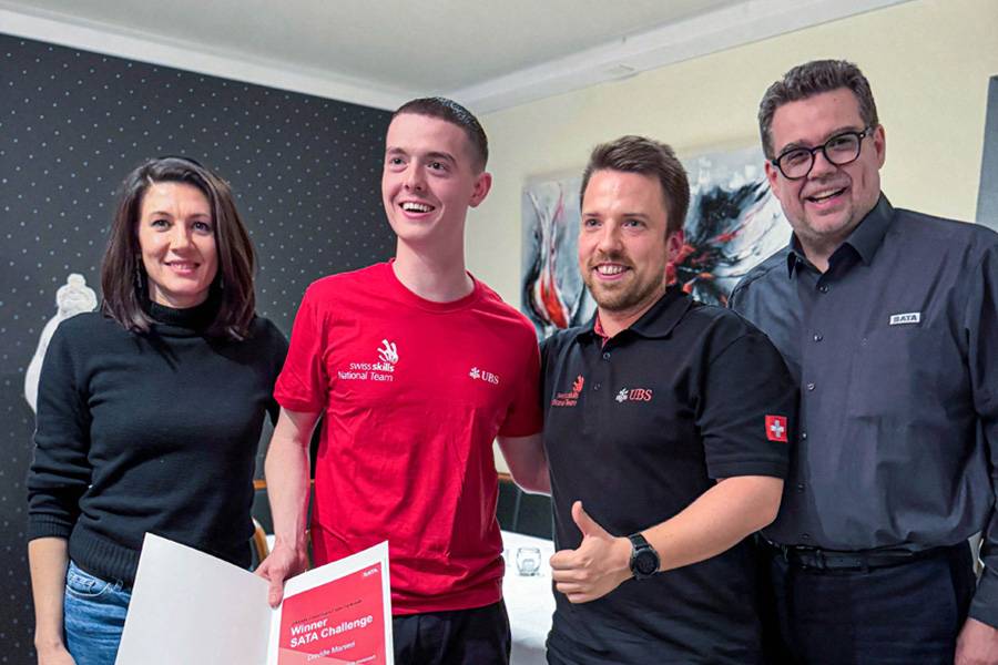 Objectif intermédiaire atteint: Davide Manieri avec son coach Pascal Lehmann, les experts et le certificat. Un succès qui brille, mais sans confettis: le grand examen l’attend en septembre aux WorldSkills de Shanghai.