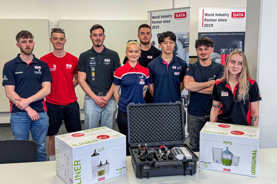 Les participants avec les produits Sata qui seront utilisés lors des WorldSkills à Shanghai. Pas un simple décor, mais des outils familiers pour le moment décisif: pistolet, système et matériau devront être parfaitement maîtrisés lorsque le chronomètre entrera lui aussi dans la cabine.