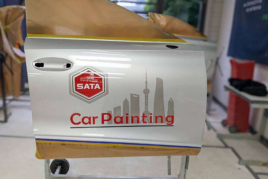 Peinte et parfaitement intégrée à la tôle: la porte avec le design du «Sata Challenge 2026». Skyline, logo et lettrage sont en place – une pièce d’épreuve qui ne se contente pas de briller, mais montre à quel point la planification, le masquage et l’exécution ont été précis.