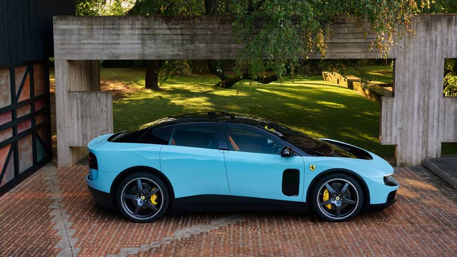 Die Seitenansicht macht den Bruch am deutlichsten sichtbar: lange Dachlinie, fünf Plätze, kräftige Flanken – der Luce will mehr sein als ein Ferrari mit Batterie. Er will eine neue Gattung sein.