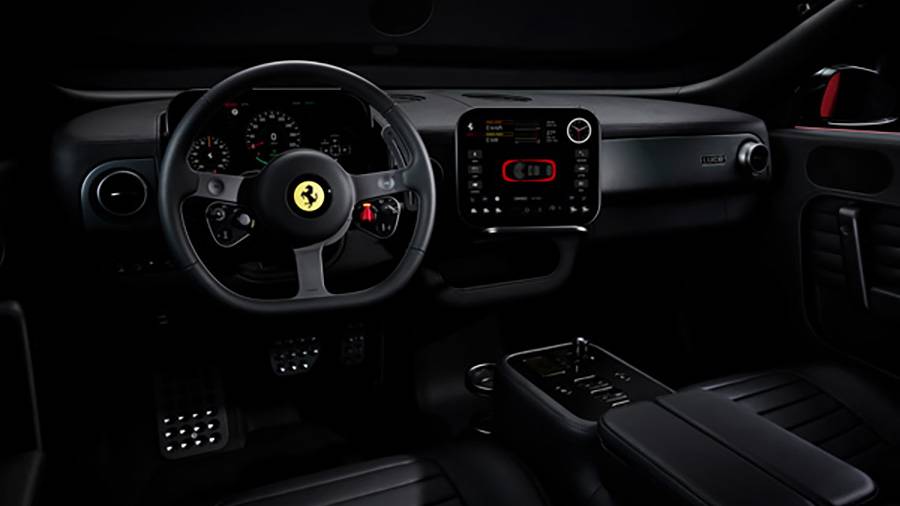 Le cockpit mêle mise en scène Ferrari et retenue numérique: moins d’opéra mécanique, davantage d’atmosphère lounge. Reste la grande question de cette première électrique: cette sobriété saura-t-elle produire de l’émotion?