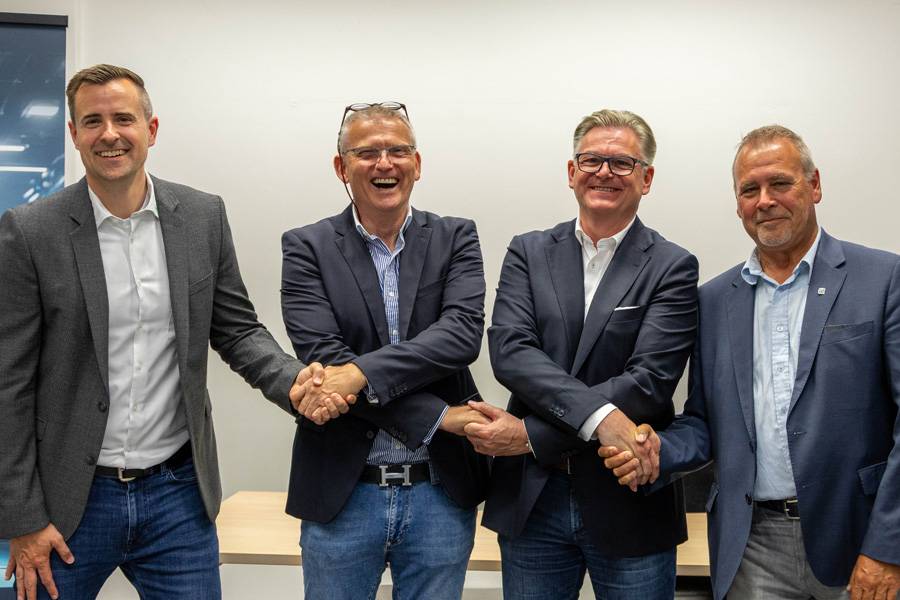 Une poignée de main pour sceller la nouvelle collaboration, de gauche à droite: Thomas Emler (Gyso AG), Urs Schoch (PPG), Peter Moser (Gyso AG) et Daniel Zollinger (PPG).