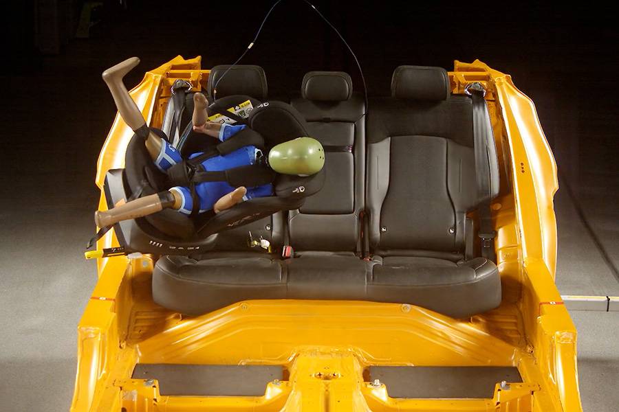 Der entscheidende Moment im Crashtest: Beim Frontalaufprall wirken deutlich höhere Kräfte als bei den gesetzlichen Zulassungsprüfungen. Ein Modell versagte komplett – die Babyschale löste sich von der Isofix-Basisstation und wurde mitsamt Dummy durch den Versuchsaufbau geschleudert.