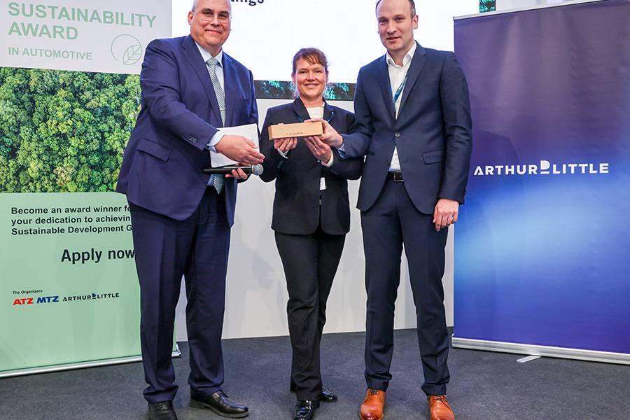 Remise du prix à Francfort (de g. à dr.): le professeur Uwe Dieter Grebe, de l’Université technique de Vienne, remet le «Sustainability Award in Automotive 2026» à Sonja Glanemann et Steffen Rohlmann, de BASF. Le procédé OFLA de peinture bicolore sans surpulvérisation a été récompensé dans la catégorie «Technologie: opérations et chaîne d’approvisionnement».
Photo: ATZlive | Uli Regenscheit
