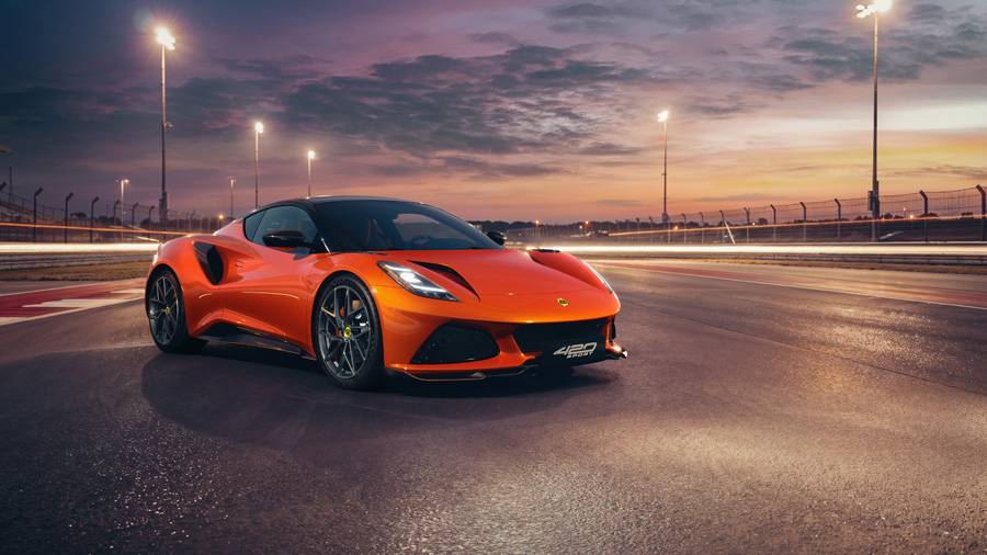 Davantage de mordant, sans verser dans la surenchère: la Lotus Emira 420 Sport reçoit un nouveau splitter avant, des prises d’air plus imposantes et une aérodynamique soigneusement retravaillée.
