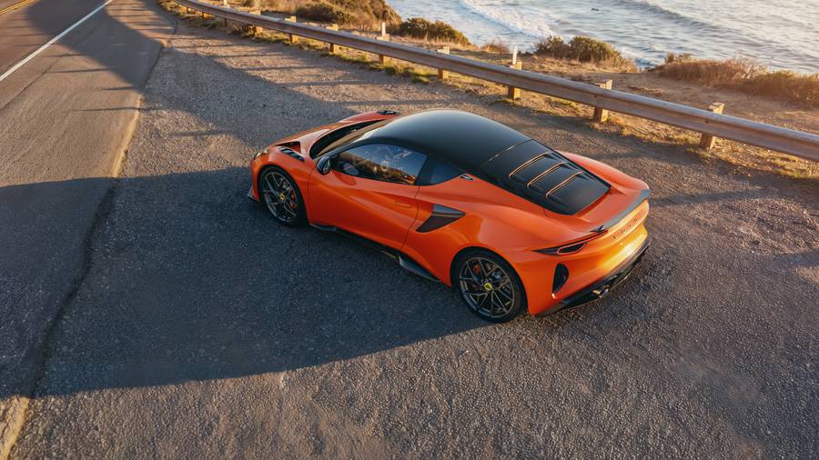 La nouveauté se remarque également vue d’en haut. Pour la première fois, Lotus propose sur l’Emira un toit amovible en verre teinté, qui se range derrière les sièges.