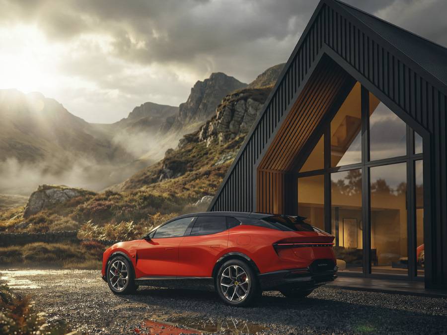 Die Reserve fährt mit. Während die Elektromotoren den Vortrieb übernehmen, sorgt ein 2,0-Liter-Verbrennungsmotor als Generator bei Bedarf für zusätzliche Reichweite.