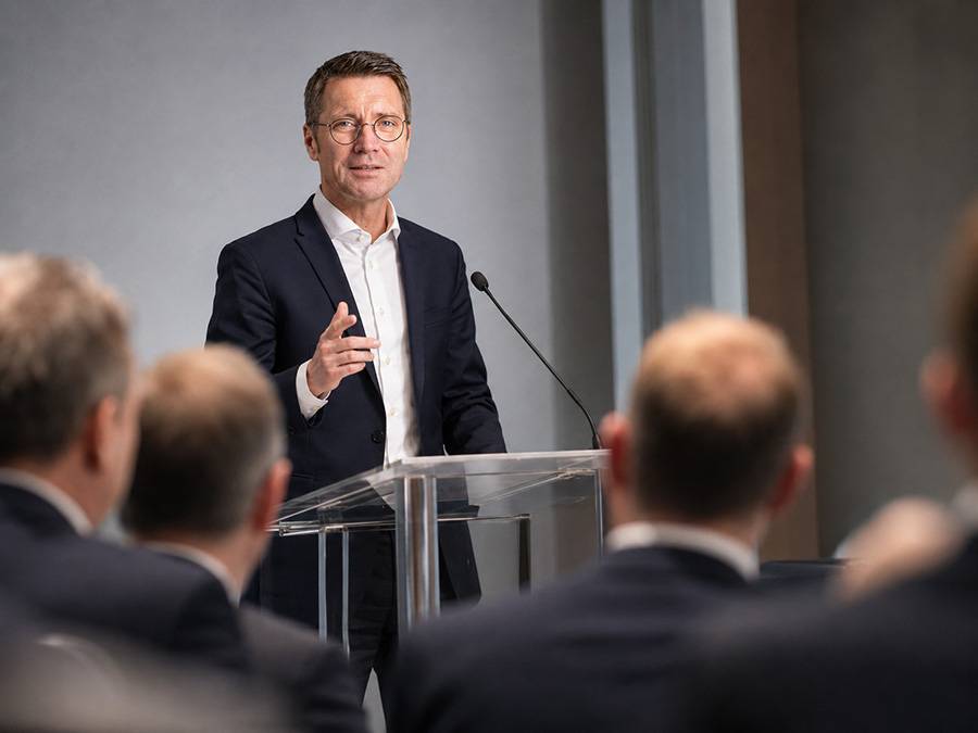 Symbolbild (KI-generiert): Peter Grünenfelder, Präsident von auto-schweiz, fordert im Namen der Branche mehr Pragmatismus bei den CO₂-Vorschriften, weniger Bürokratie und eine Entlastung von Unternehmen und Automobilisten.