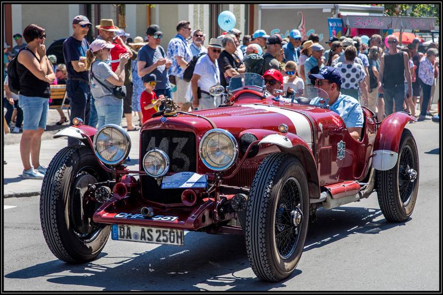 Britischer Sportsgeist im Obwaldner Sonnenlicht: Der rote Alvis rollt mit Startnummer, Brooklands-Windscheiben und reichlich Vorkriegs-Charme durchs «O-iO.» Ein Auto, das nicht posiert, sondern Haltung zeigt.