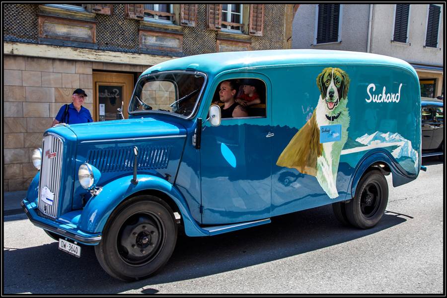 Schokolade, Alpen und Barry: Der türkisblaue Opel Blitz von Suchard trägt den Bernhardiner gleich auf der Flanke. So wird Nostalgie zur rollenden Postkarte – süss im Auftritt, aber alles andere als zahnlos.