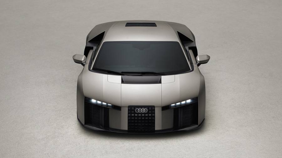 Breite Schultern, schmaler Blick: Die Front des Audi Nuvolari wirkt bewusst reduziert und beinahe martialisch. Hinter dem flachen Zweisitzer steckt der stärkste Serienantrieb, den Audi je gebaut hat.