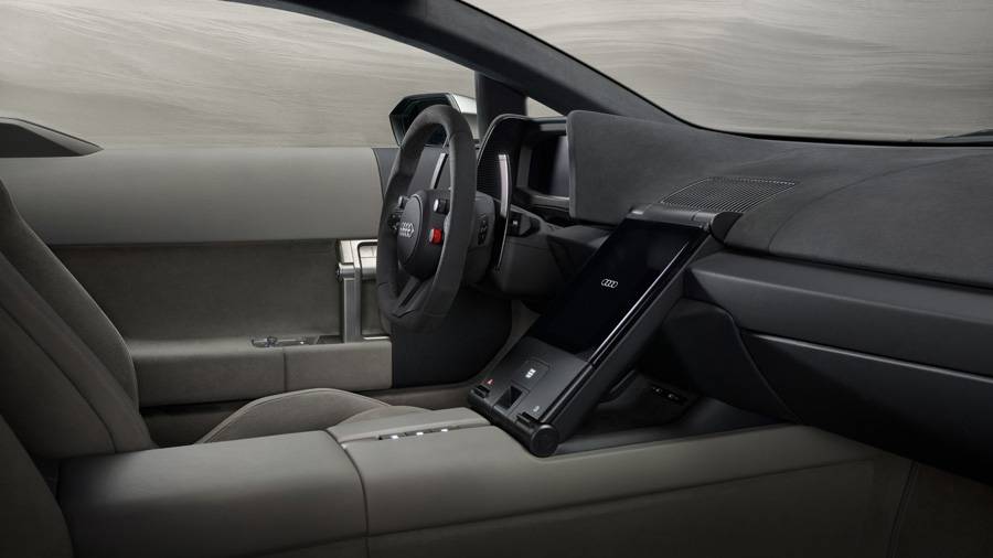 Das Cockpit konzentriert sich auf das Wesentliche: Fahrer, Lenkrad und Fahrbahn. Digitale Anzeigen, physische Bedienelemente und hochwertige Materialien sollen Bedienung und Konzentration verbinden.