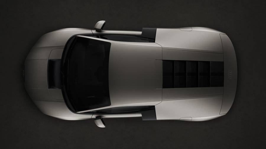 Basse, large et entièrement vouée à la performance: vue du ciel, la carrosserie révèle une ligne d’une remarquable netteté. De nombreux éléments extérieurs sont réalisés en plastique renforcé de fibres de carbone.
