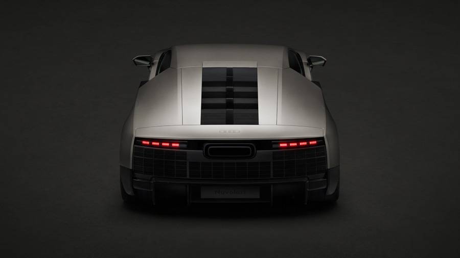 La poupe conserve une sobriété très technique. Derrière les sièges, le V8 biturbo de quatre litres travaille de concert avec trois moteurs électriques et une transmission quattro pilotée avec précision.