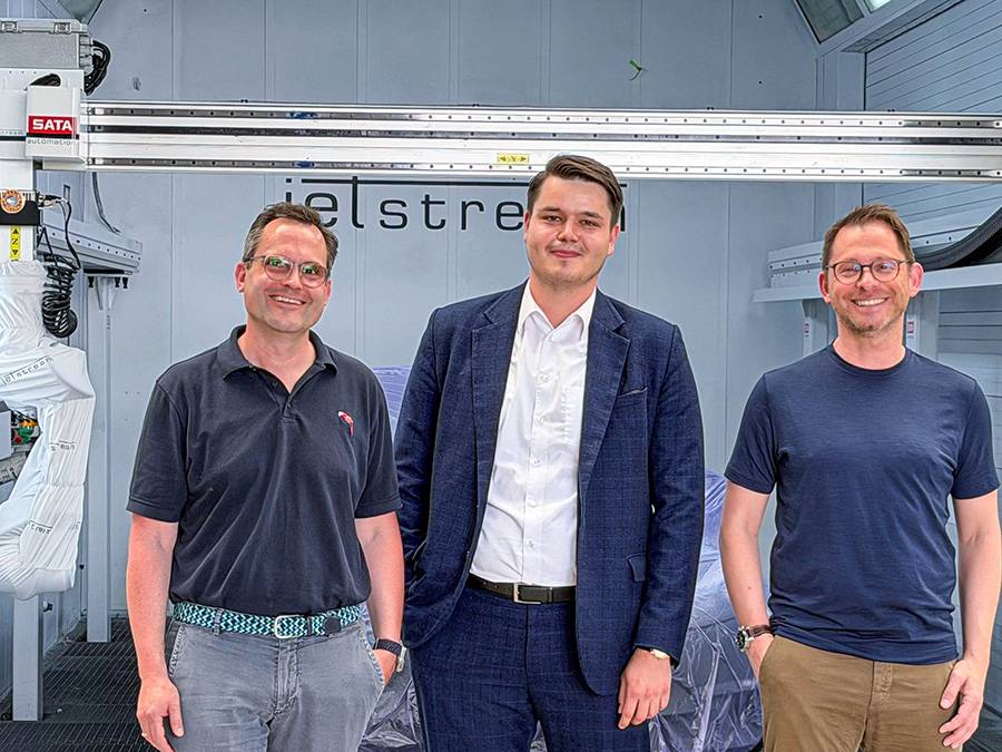 Gehen einen Schritt in die Zukunft (v. l.): Hendrik Franke (Glasurit), David Rau (Sata) und Tobias Brefeld (Aribos Group).