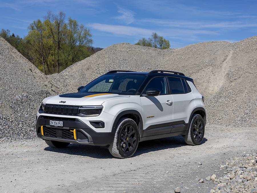 In der Ausführung «The North Face» trägt der Avenger seine Abenteuerpose selbst im Stand überzeugend zur Schau – in «Snow White» mit schwarzem Dach und gelben Akzenten wirkt das kleine SUV fast so, als würde gleich der nächste Schotterweg rufen.