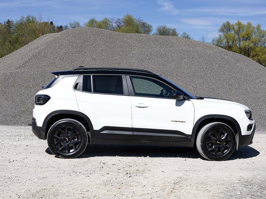 In der Seitenansicht zeigt der Avenger seine kompakte, klare Linie – urban im Format, mit robusten Beplankungen und Offroad-Anmutung, aber ganz auf den europäischen Alltag zugeschnitten.